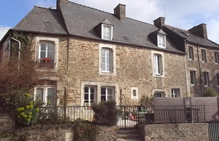 Bed and Breakfast Chambre centre bourg 2 personnes avec petit dejeuner à Corseul